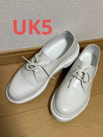 닥터마틴 3홀 화이트 UK5