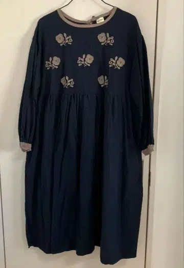 Samansa Mos2 네이비 자수 원피스