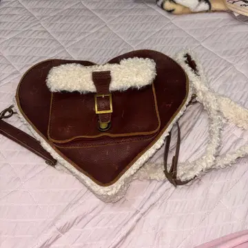 닥터마틴 하트 숄더백