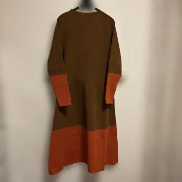 브라운과 오렌지 색상의 롱 니트 원피스