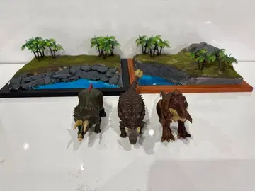 공룡 피규어 3개 세트와 디오라마 배경