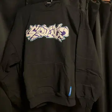 그래피티풍 로고 블랙 후드티