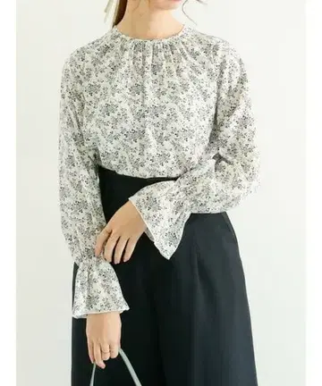 Te chichi*새상품*꽃무늬 개더 블라우스