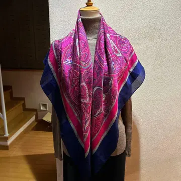 아쿠아 스큐텀, 페이즐리 무늬 실크 대형 스카프.