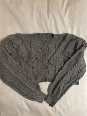 lawgy 케이블 프릴 숏 버튼 니트