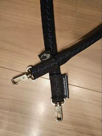 DESCENDANT BUNGEE STRAP TAKES HANDS