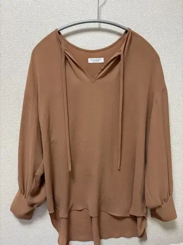 뷰티 앤 유스 블라우스