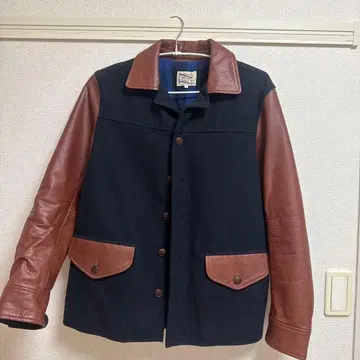 브라운 가죽 배색 자켓 착용 사진 있음