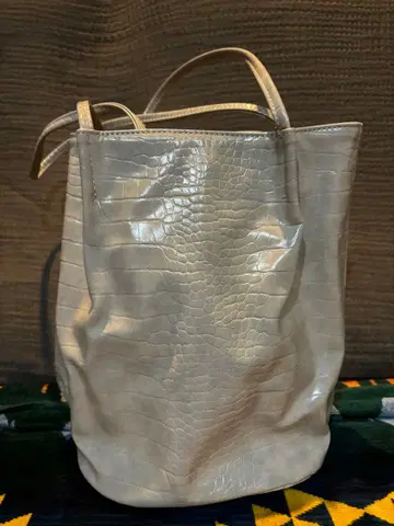 베이지 악어 엠보싱 토트백