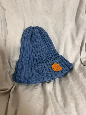 파란색 니트 모자 가죽 라벨 부착