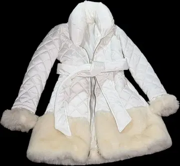 화이트 퀼팅 다운 자켓 퍼 포함 하자품