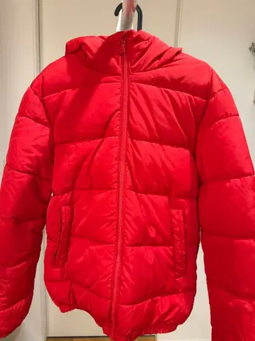 H&M 빨간색 후드 부착 다운 자켓
