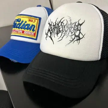 트래커 캡 블랙 화이트 그래픽 프린트