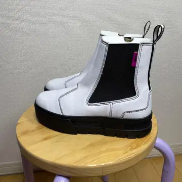 PUMA 우먼 첼시 부츠 화이트 통굽 닥터마틴