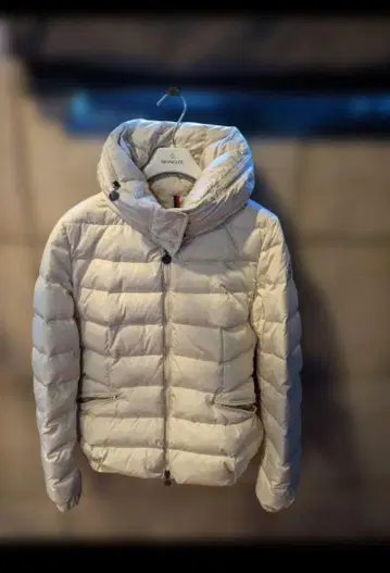 정품 MONCLER 아이보리 사그리아 다운 자켓 후드 부착