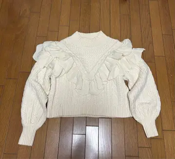 FURFUR 퍼퍼 프릴 케이블 니트 스웨터