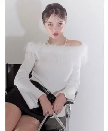 [ 택 포함 미사용 새상품 ] 페이크 페더 트리밍 오프숄더 니트탑