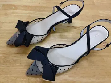 도트 무늬 리본 포함 하이힐 펌프스