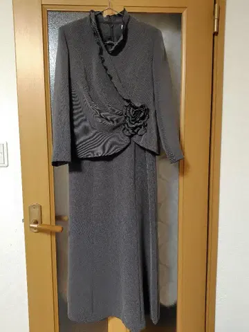 그레이 롱 드레스 플라워 모티브 부착