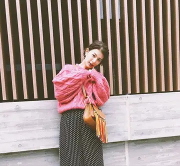 핑크 케이블 짜임 니트 스웨터 러브 앤 피스