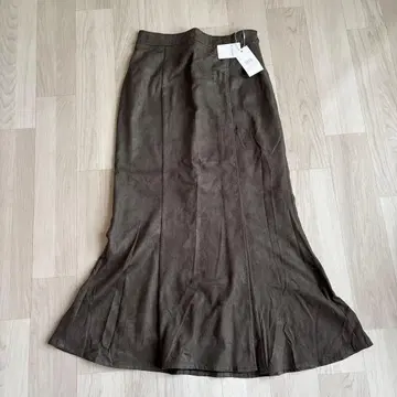 로리즈팜 스웨이드 절개 플레어 스커트