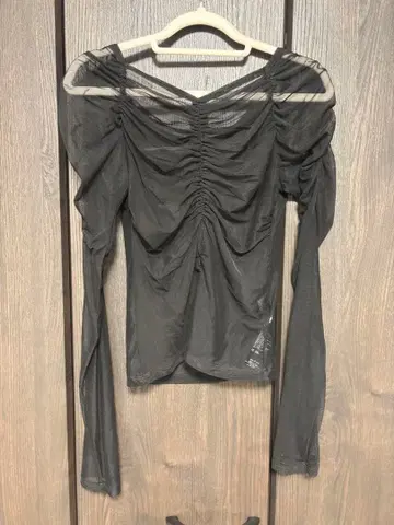 snidel 이번 시즌 모델! 개더 디자인 시어 오프숄더 티셔츠 블랙!