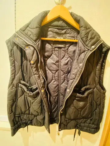 ZARA 그레이 퀼팅 다운 베스트 블랙