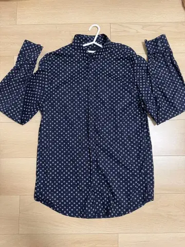 네이비 기하학 패턴 긴팔 셔츠