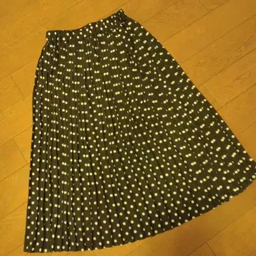 어반 리서치 도트 플리츠 스커트
