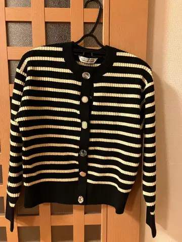 이번 시즌 신상 미사용 새상품 트라조돈나 비쥬 가디건