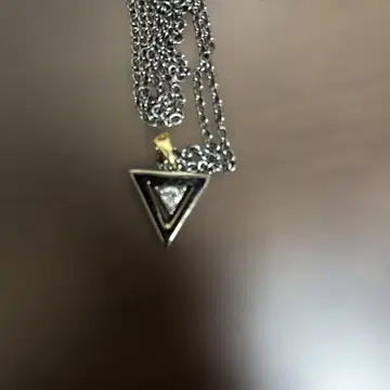 삼각형 펜던트 목걸이
