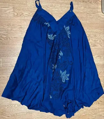 Kahiko의 파란 꽃무늬 자수 슬리브리스 원피스