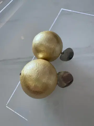 골드 구체 디자인 귀걸이