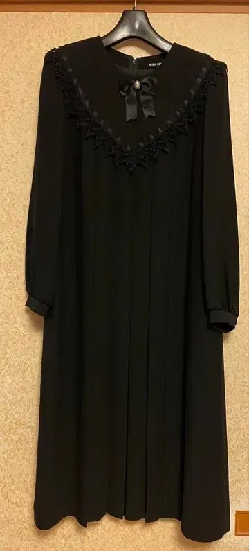 HIGH FASHION 블랙 상복 프릴 부착