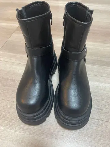 오늘 구매! 통굽 부츠 블랙 사이드 지퍼 포함