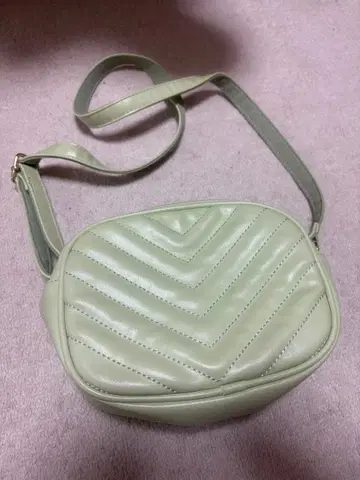 라이트 그린 퀼팅 숄더백
