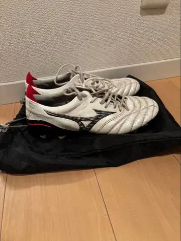 모렐리아 네오 4 축구화 화이트/레드 수납 봉투 포함 교체형