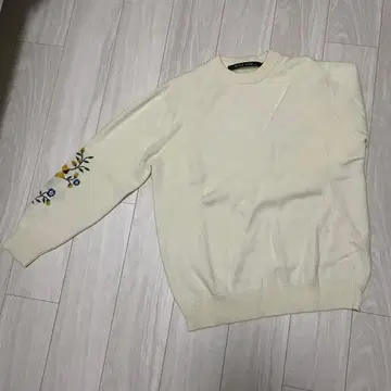 NIKO AND - 니코앤드 아이보리 니트 스웨터 자수 포함