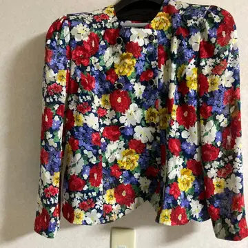 꽃무늬 자켓과 네이비 스커트 세트