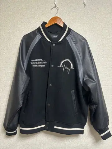 KOSMIK NOISE 바시티 자켓 블랙