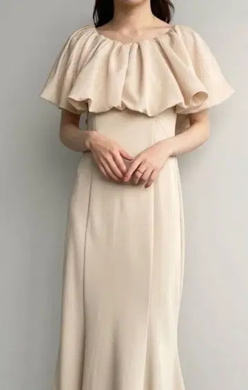 베이지 오프숄더 프릴 원피스