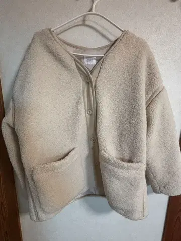 베이지 플리스 자켓 버튼 포함