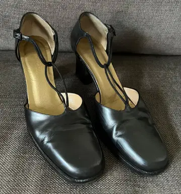 [ 새상품급 ] Culvin Klein 가죽 스트랩 펌프스