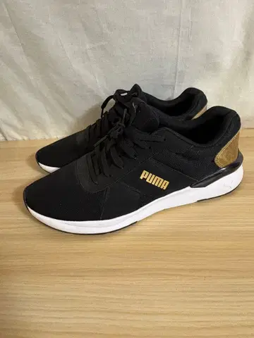 [ 새상품급 ] PUMA 블랙/골드 스니커즈 25.5cm