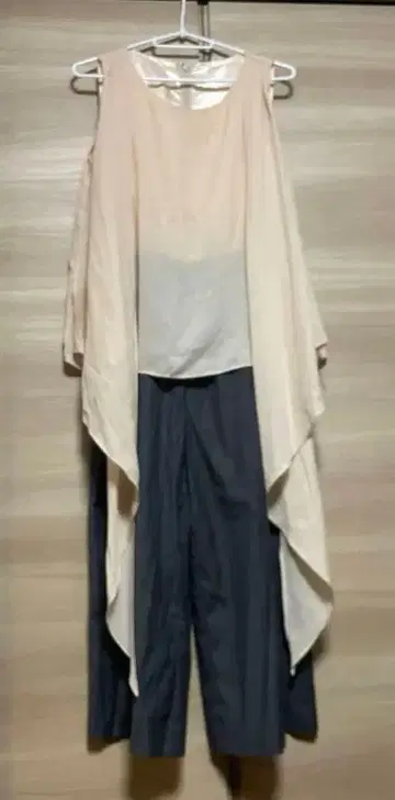 WILLSELECTION 베이지와 그레이의 비대칭 셋업