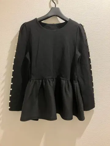 컨디션 최상 글래머러스 정원 페플럼 펄 상의 블랙