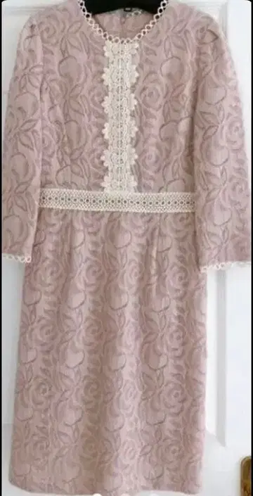 연한 핑크 꽃무늬 자수 원피스 그레이스 오리엔탈