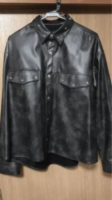 HARE 스터드 부착 가죽 셔츠 블랙