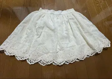 신시아 리 아이보리 자수 플레어 스커트