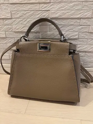 베이지 가죽 핸드백 숄더 스트랩 포함 피카부 스타일